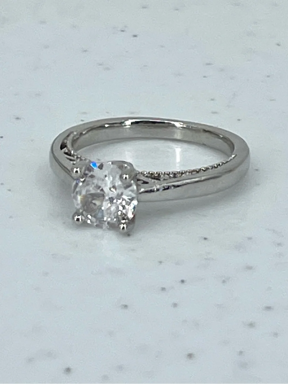 Fashion silver toned filigree diamond solitaire stone engagement style ring